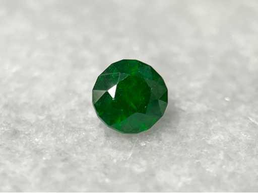 Granat demantoid natural de 0,59 carate