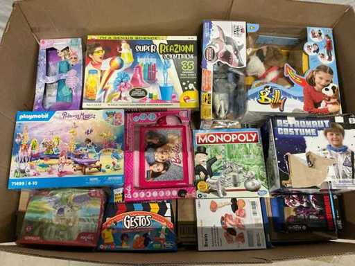 Jouets palette avec Playmobil, Monoploy et Barbie