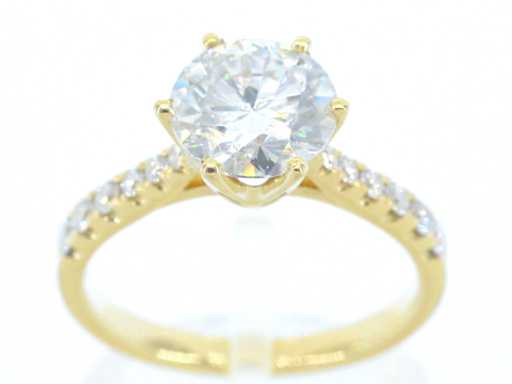 Gold ring with a brilliant cut diamond of 3.00 carat