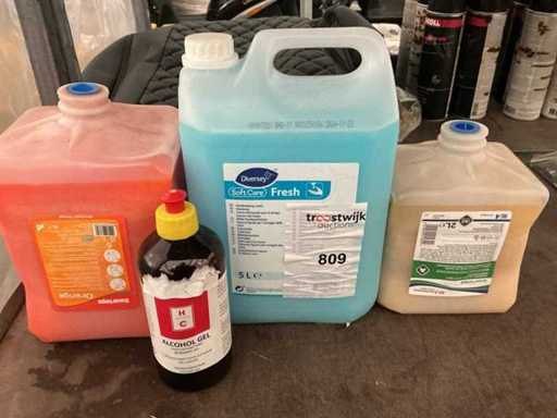 Kit per mascherine igieniche con disinfettante per le mani, ecc.