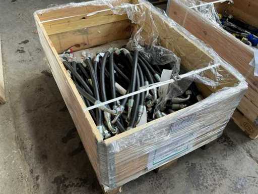 Skrzynia paletowa z wężami hydraulicznymi 71x