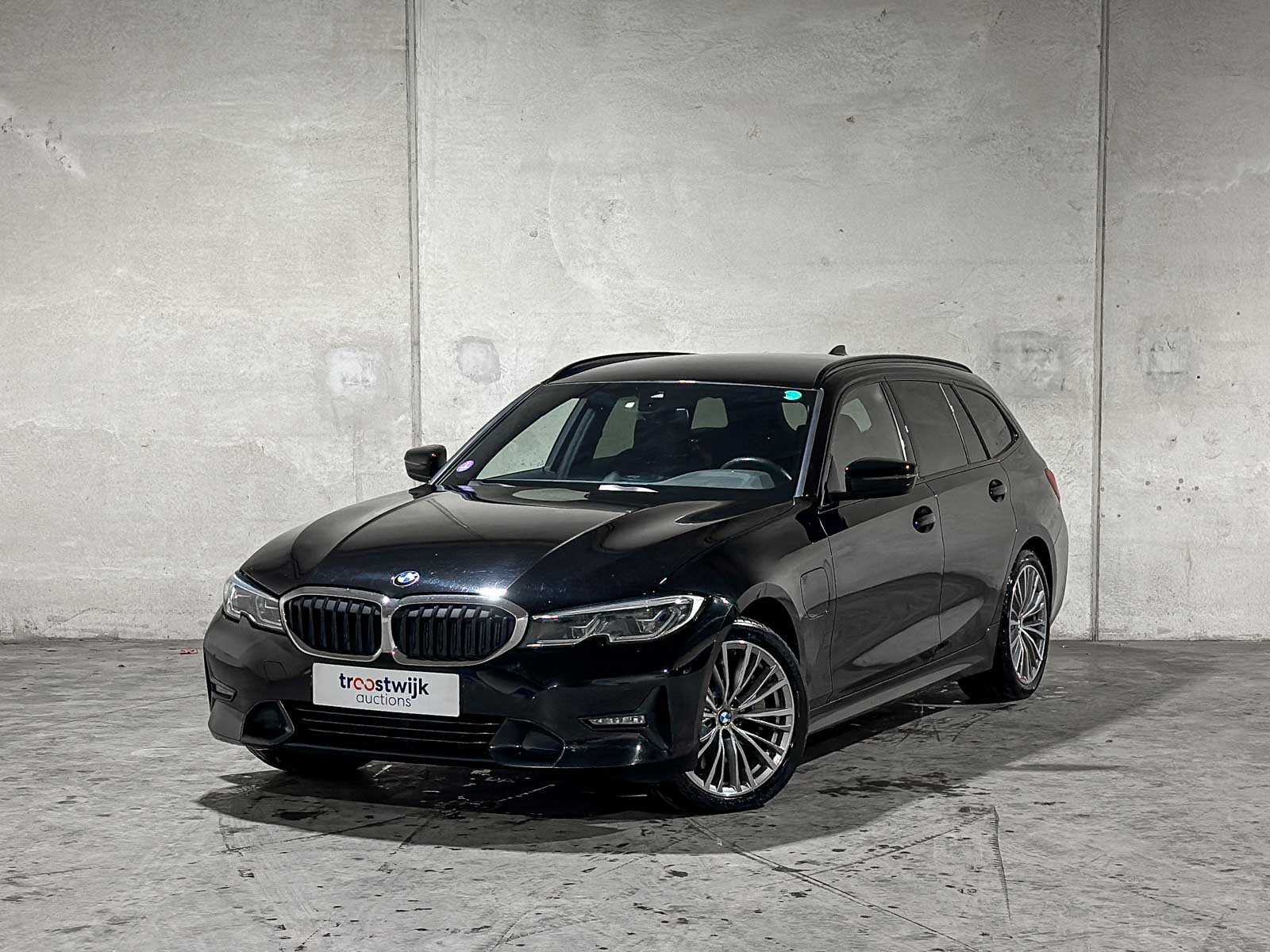 BMW 330e Touring Business Edition Plus 184pk 2021 3-serie (Origineel-NL + 1e Eigenaar) L-480-TL
