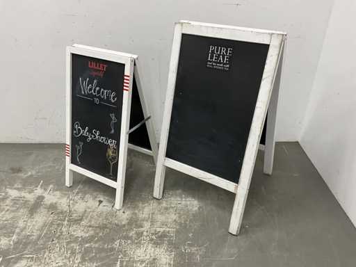 Cartello sul marciapiede (2x)