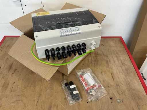Scatola di distribuzione fotovoltaica TaRu (MPP1 / MPP2, designazione esatta non evidente) Distributore / Scatola combinatrice di stringhe PV con spine MC4