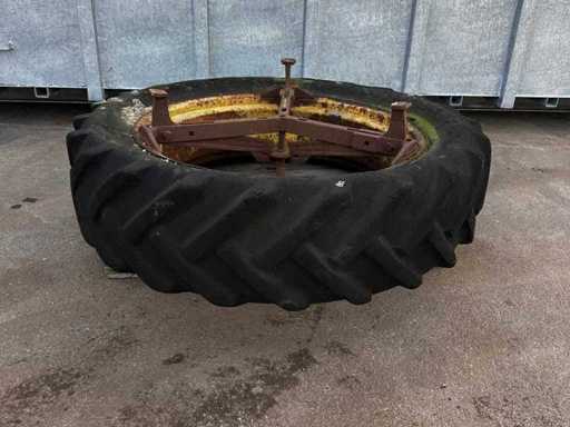 Goodyear – Landwirtschaftsreifen 13.6-12-36 mit Felge und Speichen (1x)
