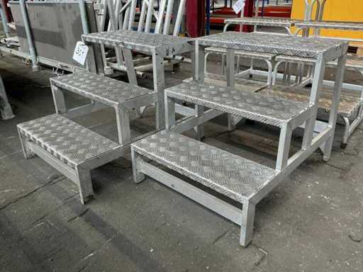 Mounting stairs (2x)