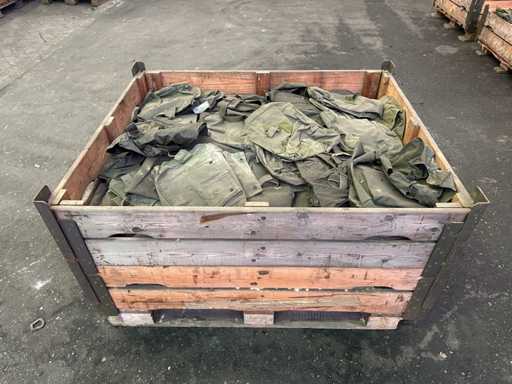 Charge von Gasmaskenbeuteln M8