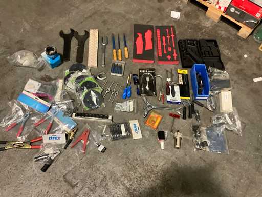 Charge von Werkzeugen und Zubehör