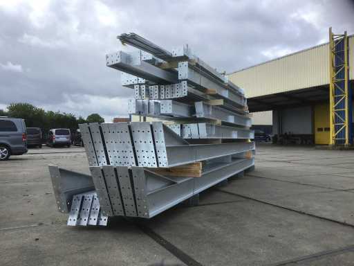 Konstrukcja stalowa 15x40 metrów (ok. 600 m2)