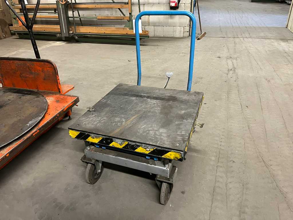 Mobile hydraulic lift table