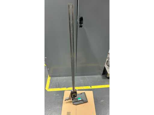 M2079 Stal nierdzewna cyfrowa o średnicy 1000 mm na żeliwnej podstawie referencyjnej. M2079