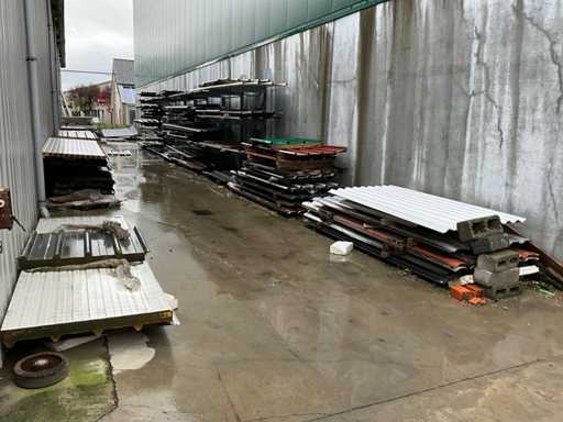 Rayonnage en porte-à-faux avec contenu Grand lot de panneaux isolants