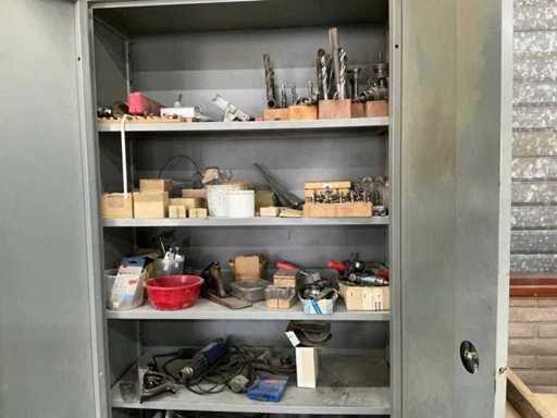 Diverse toebehoren in kast