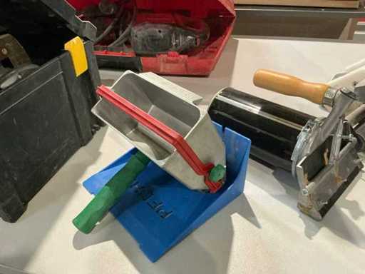 Charge verschiedener Auftragnehmergeräte