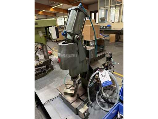   Wobble riveting machine