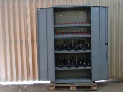 Armoire à outils avec porte-outils SK50 et outils de fraisage