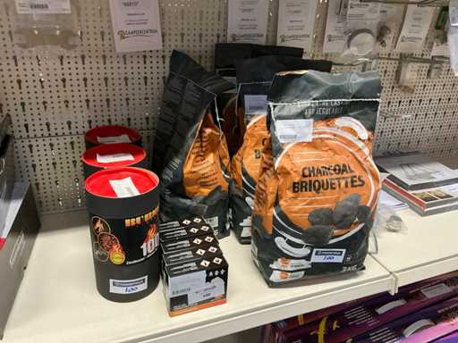 Verschiedene Holzkohle- und Feueranzünder