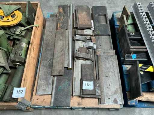 Série de différentes lames de coupe pour cisailles de tôle