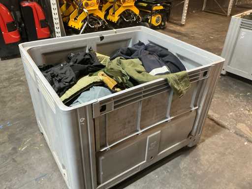 Diverse îmbrăcăminte militare