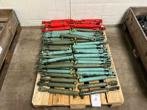 Divers vérins hydrauliques