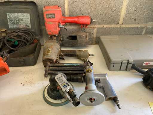 Pneumatische tacker, schuurmachine en kantenfrees (5x)