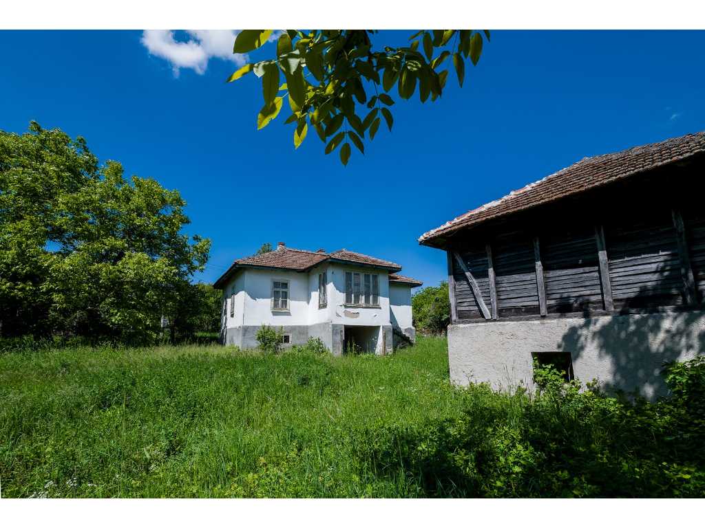 House with 2 barns and 965 m2 of land