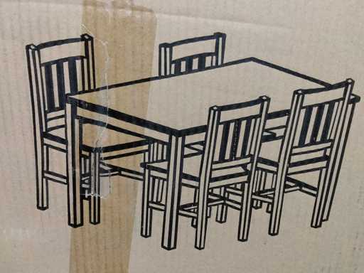 Houten tafelset met 4 stoelen.