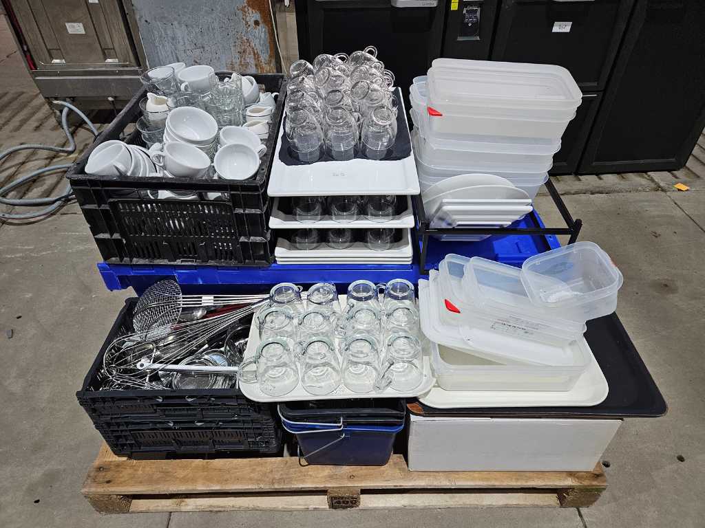 Batch of miscellaneous crockery and kitchen utensils approx. 500 pieces