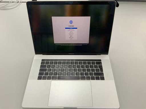 Apple A1990 15-calowy MacBook Pro MR962N/A Laptop