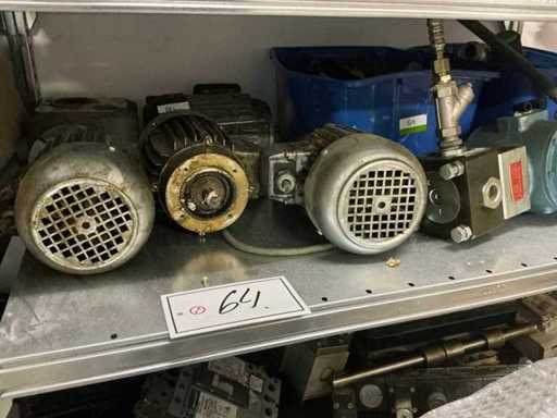 Vari dispositivi elettronici/pezzi di ricambio