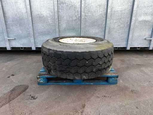 Bridgestone – Landwirtschaftsreifen 445/65 R22.5 mit 8-Loch Felge (1x)