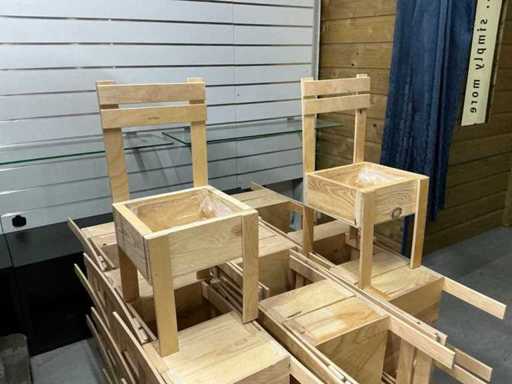 Partij Stoeltjes 23x23x50cm hout met plantenbak (37x)