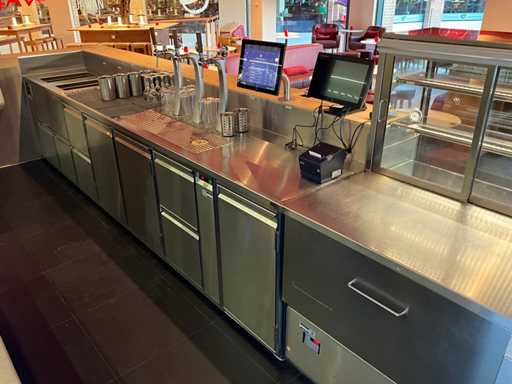 Bar met koelvitrine en koelingen (C)