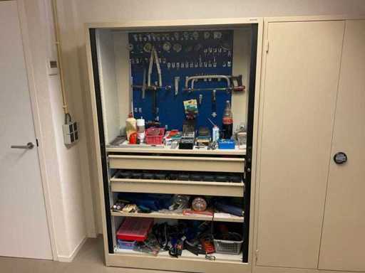 Stalowa obudowa z zawartością