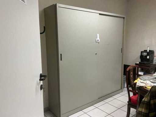 Armoire à porte coulissante en métal