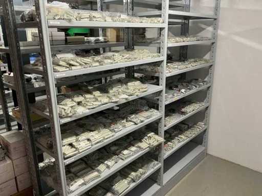 Un set de diverse suporturi pentru distanțiere/piulițe pentru capace/suporturi de ușă/șuruburi pentru capace