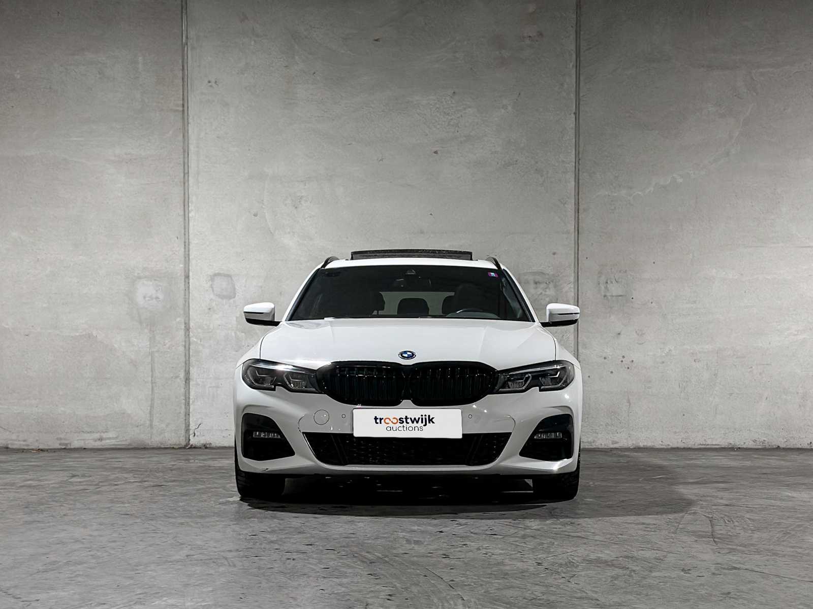BMW 320e Touring Business Edition Plus M-Sport 204pk 2022 (Origineel-NL + 1e Eigenaar) 3-Serie, P-991-JH