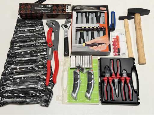   Beaucoup d’outils manuels inutilisés
