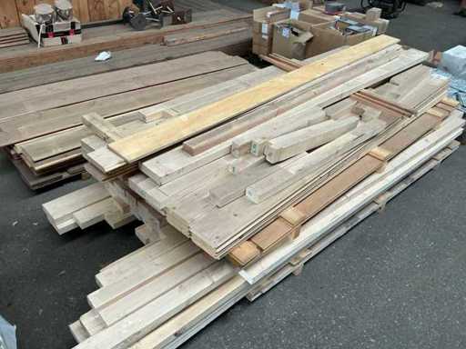 Beaucoup de bois de construction