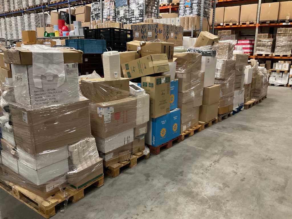 11 pallets with various catering items.