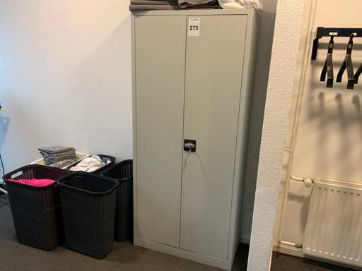 Kast met kleding en wasmanden