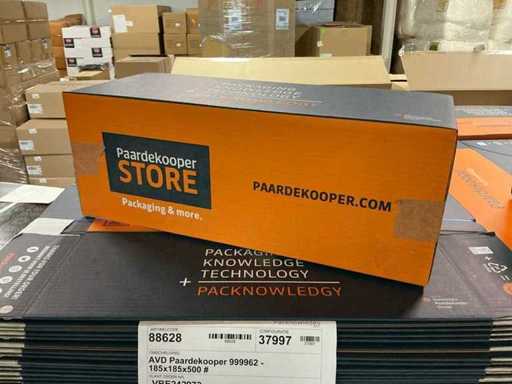 Partij kartonnen dozen 185x185x500mm bedrukt (715x)