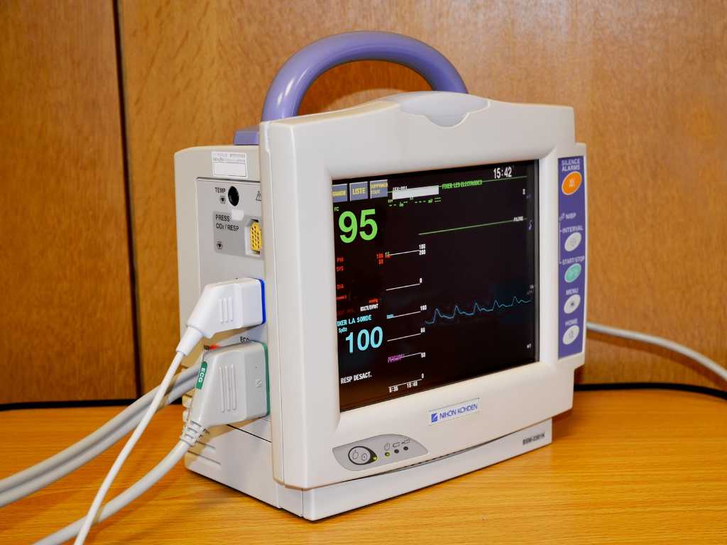 NIHON KOHDEN - BSM 2301K - MULTIPARAMETERMONITOR MET ECG-, PNI-, SPO2-INSTELLINGEN