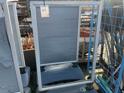 Indicatoare pe trotuar (2x)