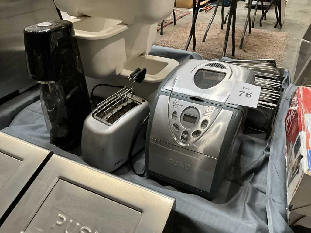 Various kitchen appliances (3x)