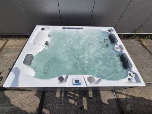 Jacuzzi, sauna, ice baths, swimming pools