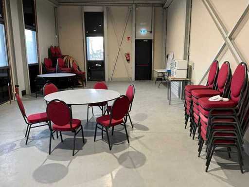 Tables et chaises de la cantine de fête