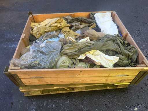 Charge verschiedener Armeebekleidung