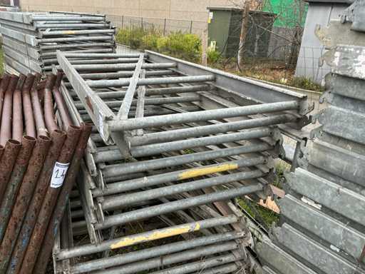 Charge von Gerüstteilen