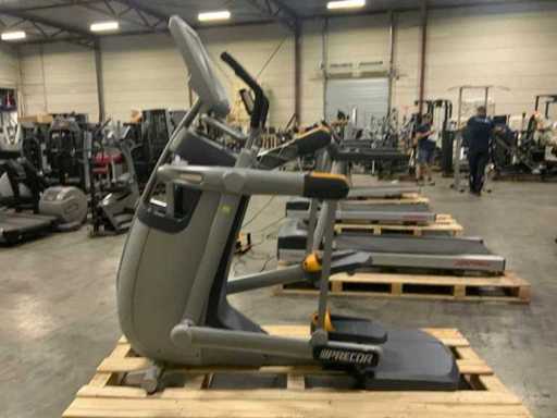 Precor 885 P80 AMT Crosstrainer